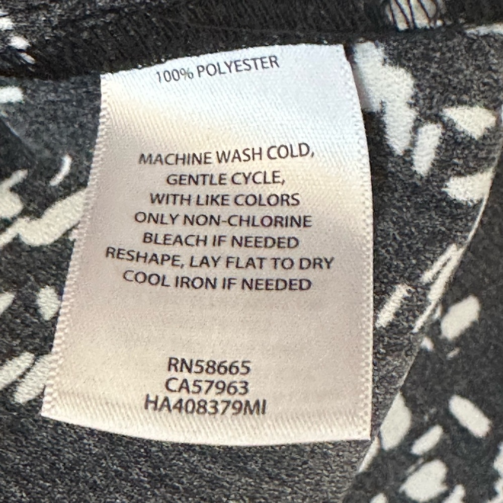 Halogen Black and White Patterned Blouse. Size Small - Picture 5 of 5